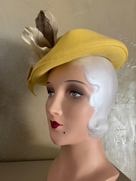 DAZZLING 1940s\' YELLOW FELT FEDORA - UPTURNED 2 PIECE BRIM+ IVORY/BROWN FEATHERS main image 4